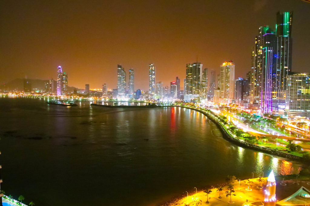 パナマシティの高層ビル群と夜景パナマ・シティ